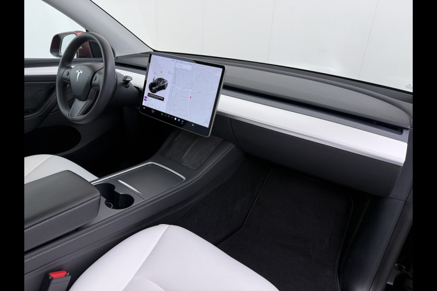 Tesla Model Y Long Range AWD 514pk SOH 85% Warmtepomp 20" Lmv Ivoor Leer Panoramadak Matrix-LED Autopilot Elektr.Stuur+Stoel+Verwarmd Navi Ecc Camera's Elektr.AchterKlep Parkeer Assistent Sentry-Mode Privacyglas Bluetooth Dodehoek detector Connected services Origineel Nederlandse Auto Batterij en Motorgarantie tot 23-12-2029/192.000km