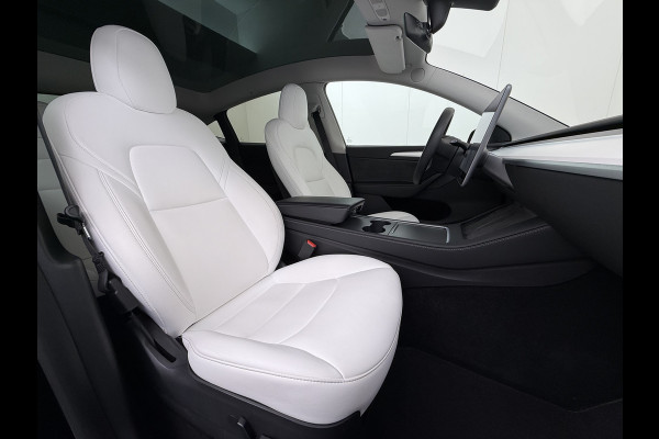 Tesla Model Y Long Range AWD 514pk SOH 85% Warmtepomp 20" Lmv Ivoor Leer Panoramadak Matrix-LED Autopilot Elektr.Stuur+Stoel+Verwarmd Navi Ecc Camera's Elektr.AchterKlep Parkeer Assistent Sentry-Mode Privacyglas Bluetooth Dodehoek detector Connected services Origineel Nederlandse Auto Batterij en Motorgarantie tot 23-12-2029/192.000km