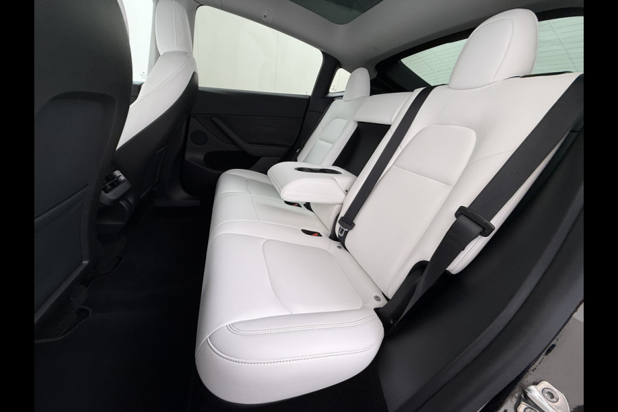 Tesla Model Y Long Range AWD 514pk SOH 85% Warmtepomp 20" Lmv Ivoor Leer Panoramadak Matrix-LED Autopilot Elektr.Stuur+Stoel+Verwarmd Navi Ecc Camera's Elektr.AchterKlep Parkeer Assistent Sentry-Mode Privacyglas Bluetooth Dodehoek detector Connected services Origineel Nederlandse Auto Batterij en Motorgarantie tot 23-12-2029/192.000km