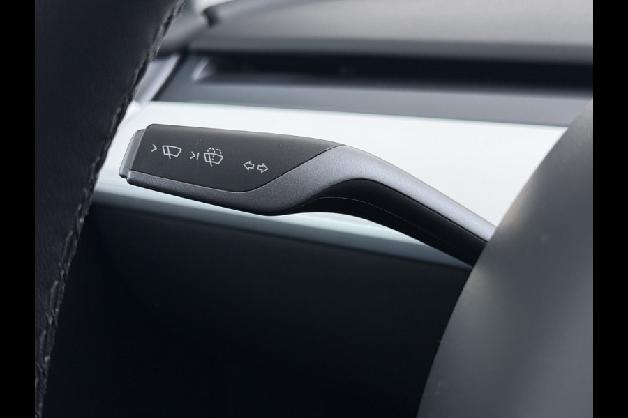 Tesla Model Y Long Range AWD 514pk SOH 85% Warmtepomp 20" Lmv Ivoor Leer Panoramadak Matrix-LED Autopilot Elektr.Stuur+Stoel+Verwarmd Navi Ecc Camera's Elektr.AchterKlep Parkeer Assistent Sentry-Mode Privacyglas Bluetooth Dodehoek detector Connected services Origineel Nederlandse Auto Batterij en Motorgarantie tot 23-12-2029/192.000km