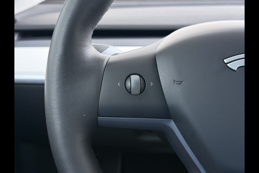 Tesla Model Y Long Range AWD 514pk SOH 85% Warmtepomp 20" Lmv Ivoor Leer Panoramadak Matrix-LED Autopilot Elektr.Stuur+Stoel+Verwarmd Navi Ecc Camera's Elektr.AchterKlep Parkeer Assistent Sentry-Mode Privacyglas Bluetooth Dodehoek detector Connected services Origineel Nederlandse Auto Batterij en Motorgarantie tot 23-12-2029/192.000km