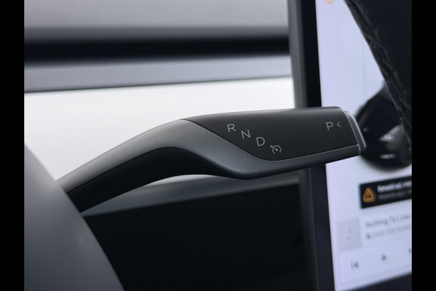 Tesla Model Y Long Range AWD 514pk SOH 85% Warmtepomp 20" Lmv Ivoor Leer Panoramadak Matrix-LED Autopilot Elektr.Stuur+Stoel+Verwarmd Navi Ecc Camera's Elektr.AchterKlep Parkeer Assistent Sentry-Mode Privacyglas Bluetooth Dodehoek detector Connected services Origineel Nederlandse Auto Batterij en Motorgarantie tot 23-12-2029/192.000km