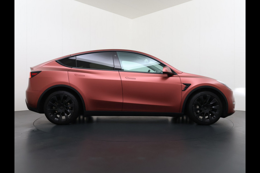 Tesla Model Y Long Range AWD 514pk SOH 85% Warmtepomp 20" Lmv Ivoor Leer Panoramadak Matrix-LED Autopilot Elektr.Stuur+Stoel+Verwarmd Navi Ecc Camera's Elektr.AchterKlep Parkeer Assistent Sentry-Mode Privacyglas Bluetooth Dodehoek detector Connected services Origineel Nederlandse Auto Batterij en Motorgarantie tot 23-12-2029/192.000km