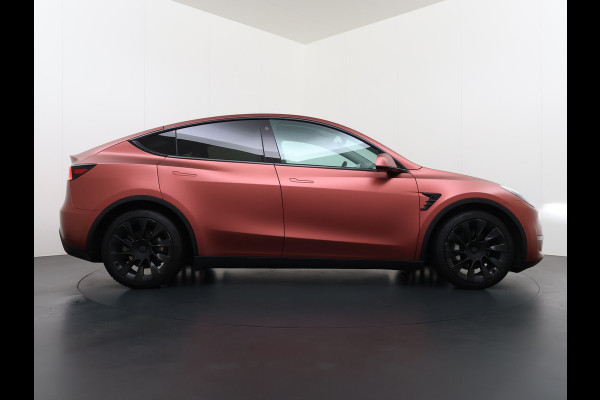 Tesla Model Y Long Range AWD 514pk SOH 85% Warmtepomp 20" Lmv Ivoor Leer Panoramadak Matrix-LED Autopilot Elektr.Stuur+Stoel+Verwarmd Navi Ecc Camera's Elektr.AchterKlep Parkeer Assistent Sentry-Mode Privacyglas Bluetooth Dodehoek detector Connected services Origineel Nederlandse Auto Batterij en Motorgarantie tot 23-12-2029/192.000km