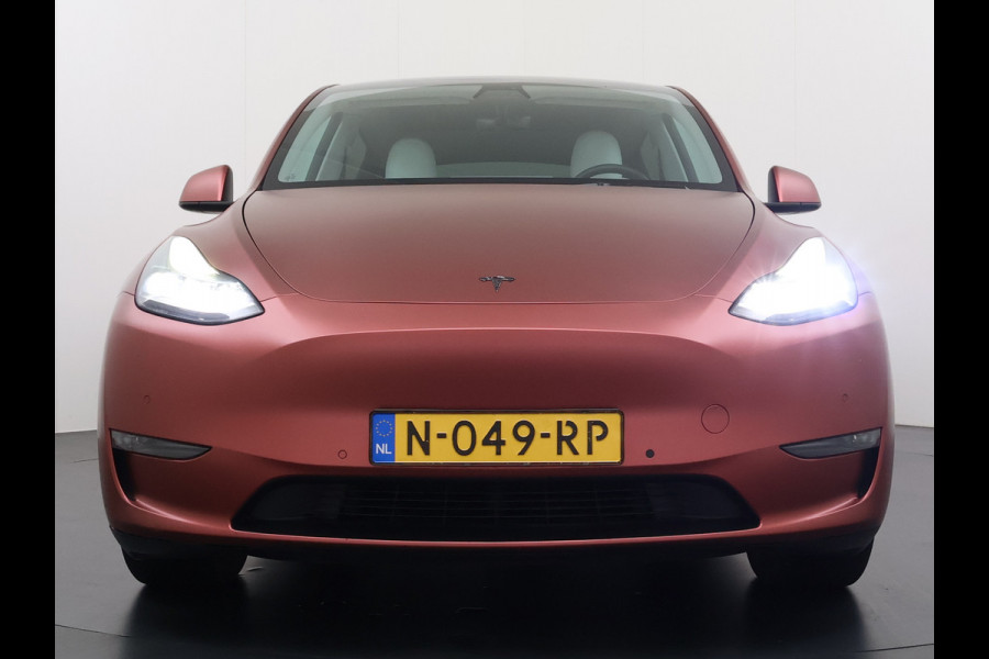 Tesla Model Y Long Range AWD 514pk SOH 85% Warmtepomp 20" Lmv Ivoor Leer Panoramadak Matrix-LED Autopilot Elektr.Stuur+Stoel+Verwarmd Navi Ecc Camera's Elektr.AchterKlep Parkeer Assistent Sentry-Mode Privacyglas Bluetooth Dodehoek detector Connected services Origineel Nederlandse Auto Batterij en Motorgarantie tot 23-12-2029/192.000km