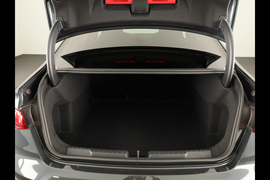 Audi A3 Limousine 30 TFSI Business edition 110pk | Navigatie | Climatronic | Parkeersensoren voor en achter | Matrix koplampen