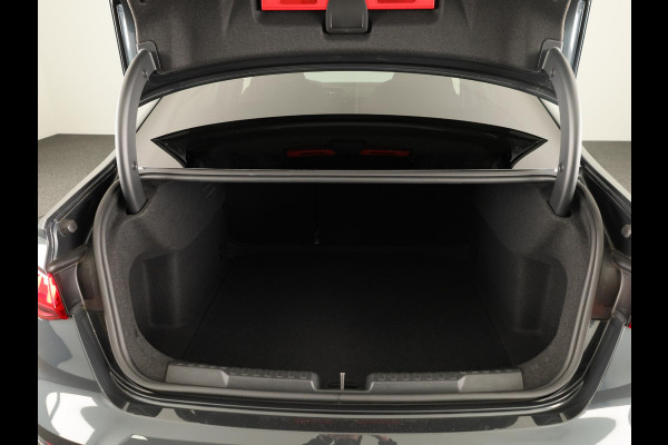 Audi A3 Limousine 30 TFSI Business edition 110pk | Navigatie | Climatronic | Parkeersensoren voor en achter | Matrix koplampen