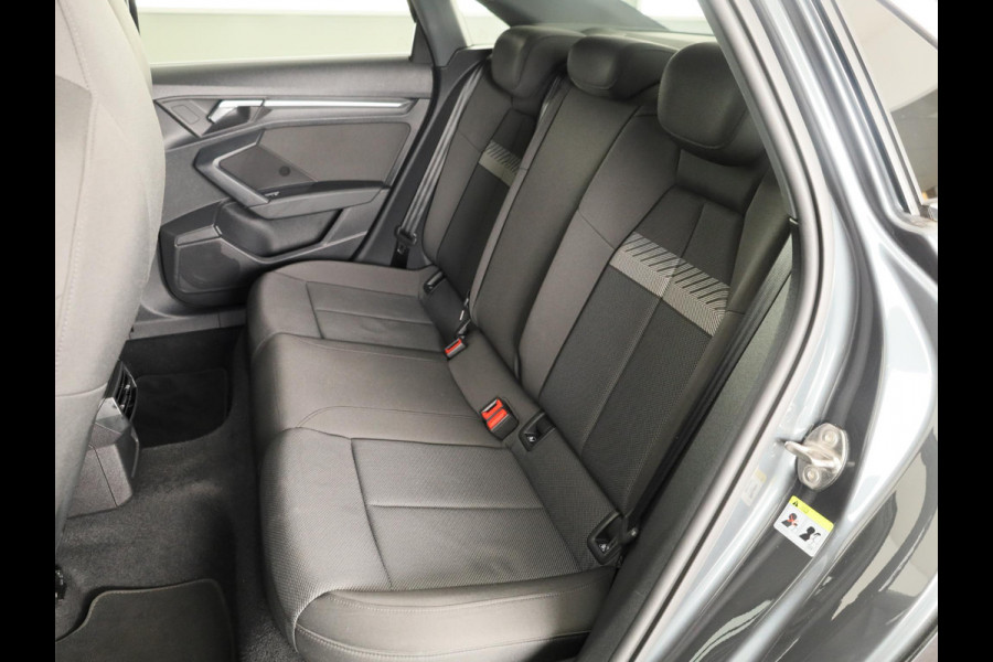 Audi A3 Limousine 30 TFSI Business edition 110pk | Navigatie | Climatronic | Parkeersensoren voor en achter | Matrix koplampen