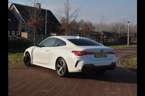 BMW 4 Serie Coupé 420i | M-Pakket | Camera | Sfeerverlichting | NL-Auto |