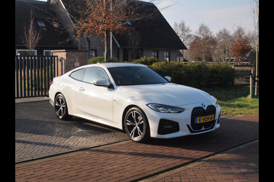 BMW 4 Serie Coupé 420i | M-Pakket | Camera | Sfeerverlichting | NL-Auto |