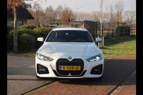 BMW 4 Serie Coupé 420i | M-Pakket | Camera | Sfeerverlichting | NL-Auto |