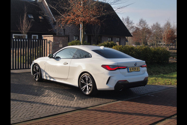 BMW 4 Serie Coupé 420i | M-Pakket | Camera | Sfeerverlichting | NL-Auto |