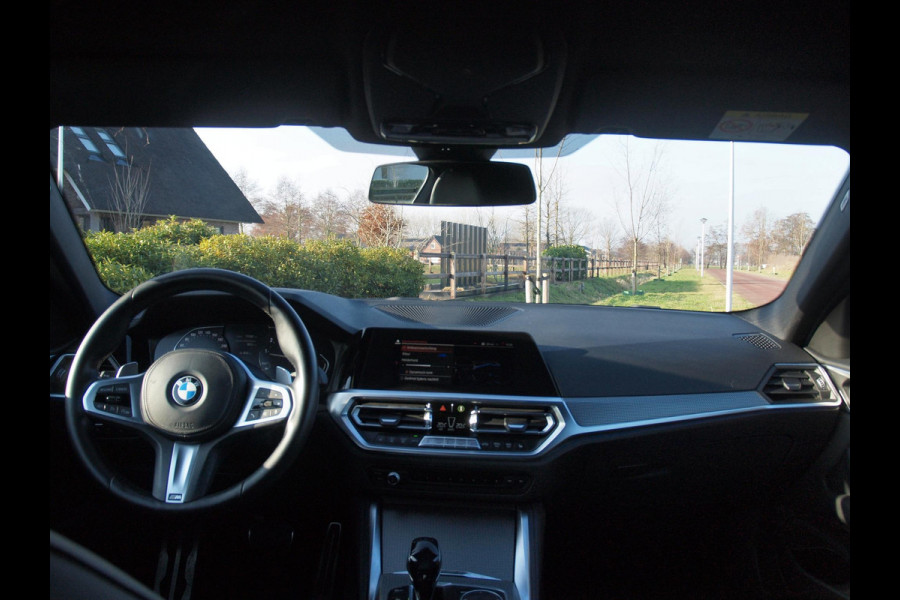 BMW 4 Serie Coupé 420i | M-Pakket | Camera | Sfeerverlichting | NL-Auto |