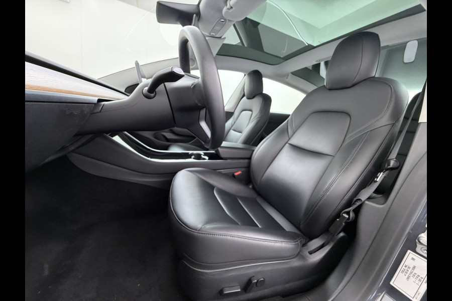 Tesla Model 3 RWD SR plus 325PK SOH 93% LFP Accu Lmv 18" AutoPilot Leder Panoramadak Adaptive-Cruise Camera's Elektr.-Stuur+Stoelen+Spiegels+G Navi LED DAB Voorverwarmen interieur via App Keyless One-Pedal-Drive Origineel Nederlandse auto Fabrieksgarantie op Accu en Motor tot 5-12-2028/160.000km