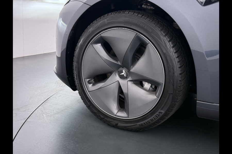 Tesla Model 3 RWD SR plus 325PK SOH 93% LFP Accu Lmv 18" AutoPilot Leder Panoramadak Adaptive-Cruise Camera's Elektr.-Stuur+Stoelen+Spiegels+G Navi LED DAB Voorverwarmen interieur via App Keyless One-Pedal-Drive Origineel Nederlandse auto Fabrieksgarantie op Accu en Motor tot 5-12-2028/160.000km