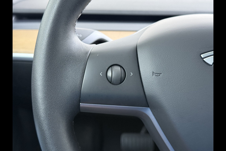 Tesla Model 3 RWD SR plus 325PK SOH 93% LFP Accu Lmv 18" AutoPilot Leder Panoramadak Adaptive-Cruise Camera's Elektr.-Stuur+Stoelen+Spiegels+G Navi LED DAB Voorverwarmen interieur via App Keyless One-Pedal-Drive Origineel Nederlandse auto Fabrieksgarantie op Accu en Motor tot 5-12-2028/160.000km