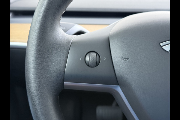 Tesla Model 3 RWD SR plus 325PK SOH 93% LFP Accu Lmv 18" AutoPilot Leder Panoramadak Adaptive-Cruise Camera's Elektr.-Stuur+Stoelen+Spiegels+G Navi LED DAB Voorverwarmen interieur via App Keyless One-Pedal-Drive Origineel Nederlandse auto Fabrieksgarantie op Accu en Motor tot 5-12-2028/160.000km