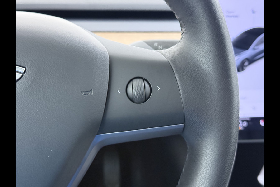 Tesla Model 3 RWD SR plus 325PK SOH 93% LFP Accu Lmv 18" AutoPilot Leder Panoramadak Adaptive-Cruise Camera's Elektr.-Stuur+Stoelen+Spiegels+G Navi LED DAB Voorverwarmen interieur via App Keyless One-Pedal-Drive Origineel Nederlandse auto Fabrieksgarantie op Accu en Motor tot 5-12-2028/160.000km