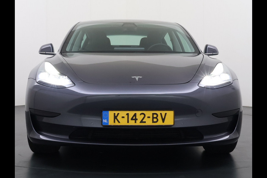 Tesla Model 3 RWD SR plus 325PK SOH 93% LFP Accu Lmv 18" AutoPilot Leder Panoramadak Adaptive-Cruise Camera's Elektr.-Stuur+Stoelen+Spiegels+G Navi LED DAB Voorverwarmen interieur via App Keyless One-Pedal-Drive Origineel Nederlandse auto Fabrieksgarantie op Accu en Motor tot 5-12-2028/160.000km