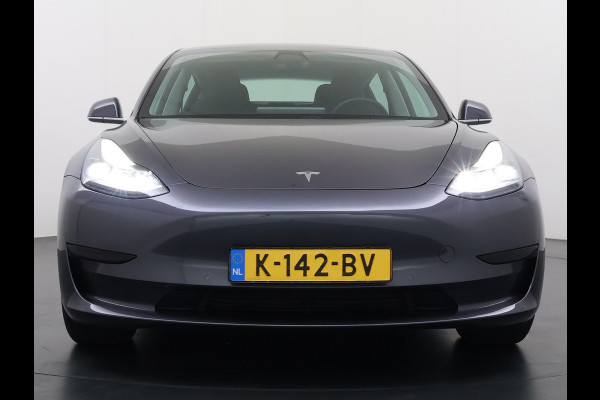 Tesla Model 3 RWD SR plus 325PK SOH 93% LFP Accu Lmv 18" AutoPilot Leder Panoramadak Adaptive-Cruise Camera's Elektr.-Stuur+Stoelen+Spiegels+G Navi LED DAB Voorverwarmen interieur via App Keyless One-Pedal-Drive Origineel Nederlandse auto Fabrieksgarantie op Accu en Motor tot 5-12-2028/160.000km