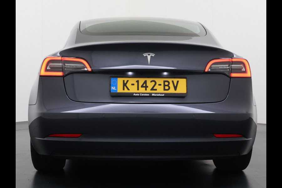 Tesla Model 3 RWD SR plus 325PK SOH 93% LFP Accu Lmv 18" AutoPilot Leder Panoramadak Adaptive-Cruise Camera's Elektr.-Stuur+Stoelen+Spiegels+G Navi LED DAB Voorverwarmen interieur via App Keyless One-Pedal-Drive Origineel Nederlandse auto Fabrieksgarantie op Accu en Motor tot 5-12-2028/160.000km