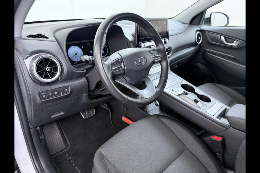 Hyundai Kona EV Comfort 64kWh FACELIFT SOH 100% Fase 3 Laden All-Season Banden Navi Ecc Adap.Cruise Camera Krell®-Audio Apple Carplay Android Keyless Subwoofer Led Lmv Rijstrooksensor Forward Collision-Avoidance Bluetooth 1e Eigenaar Origineel Nederlandse Auto