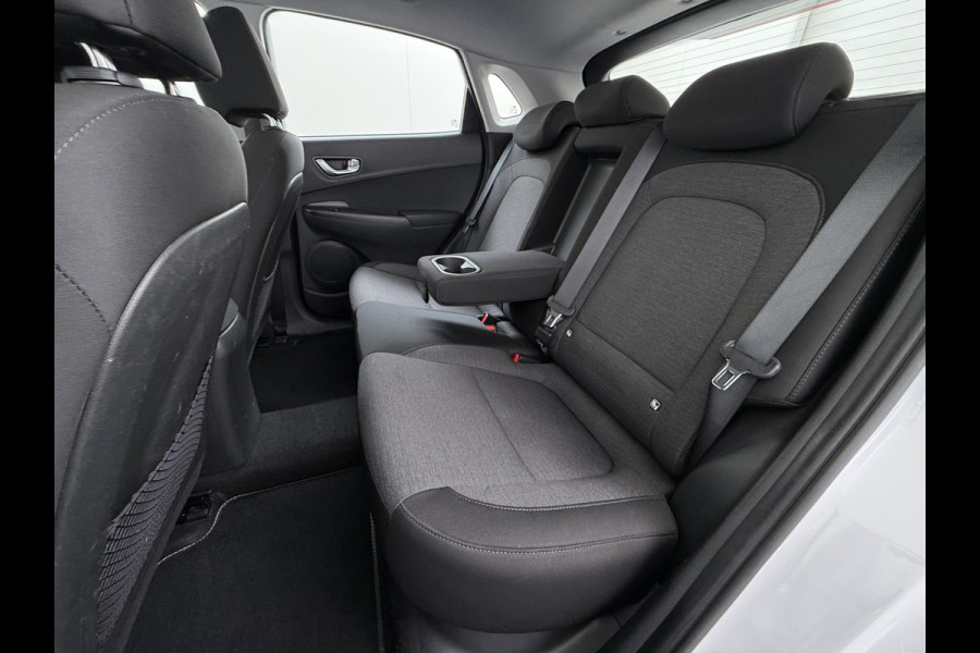Hyundai Kona EV Comfort 64kWh FACELIFT SOH 100% Fase 3 Laden All-Season Banden Navi Ecc Adap.Cruise Camera Krell®-Audio Apple Carplay Android Keyless Subwoofer Led Lmv Rijstrooksensor Forward Collision-Avoidance Bluetooth 1e Eigenaar Origineel Nederlandse Auto