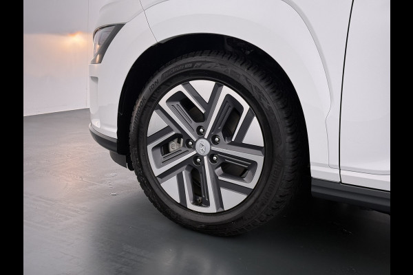 Hyundai Kona EV Comfort 64kWh FACELIFT SOH 100% Fase 3 Laden All-Season Banden Navi Ecc Adap.Cruise Camera Krell®-Audio Apple Carplay Android Keyless Subwoofer Led Lmv Rijstrooksensor Forward Collision-Avoidance Bluetooth 1e Eigenaar Origineel Nederlandse Auto