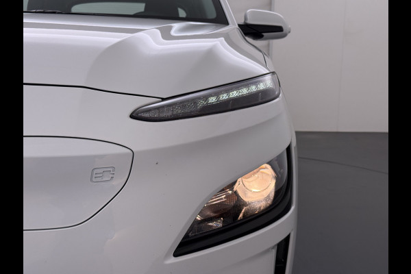 Hyundai Kona EV Comfort 64kWh FACELIFT SOH 100% Fase 3 Laden All-Season Banden Navi Ecc Adap.Cruise Camera Krell®-Audio Apple Carplay Android Keyless Subwoofer Led Lmv Rijstrooksensor Forward Collision-Avoidance Bluetooth 1e Eigenaar Origineel Nederlandse Auto