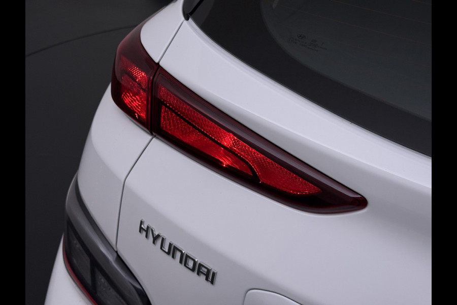 Hyundai Kona EV Comfort 64kWh FACELIFT SOH 100% Fase 3 Laden All-Season Banden Navi Ecc Adap.Cruise Camera Krell®-Audio Apple Carplay Android Keyless Subwoofer Led Lmv Rijstrooksensor Forward Collision-Avoidance Bluetooth 1e Eigenaar Origineel Nederlandse Auto