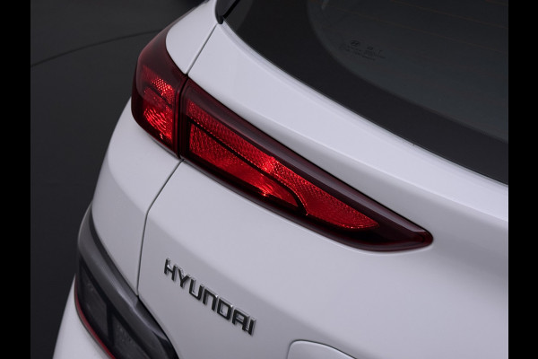 Hyundai Kona EV Comfort 64kWh FACELIFT SOH 100% Fase 3 Laden All-Season Banden Navi Ecc Adap.Cruise Camera Krell®-Audio Apple Carplay Android Keyless Subwoofer Led Lmv Rijstrooksensor Forward Collision-Avoidance Bluetooth 1e Eigenaar Origineel Nederlandse Auto