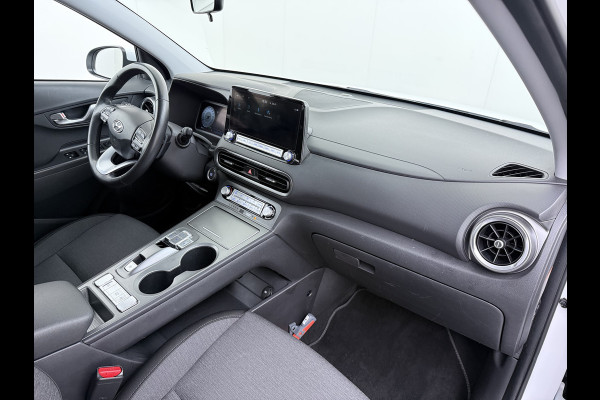 Hyundai Kona EV Comfort 64kWh FACELIFT SOH 100% Fase 3 Laden All-Season Banden Navi Ecc Adap.Cruise Camera Krell®-Audio Apple Carplay Android Keyless Subwoofer Led Lmv Rijstrooksensor Forward Collision-Avoidance Bluetooth 1e Eigenaar Origineel Nederlandse Auto