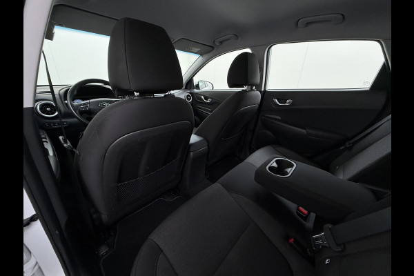 Hyundai Kona EV Comfort 64kWh FACELIFT SOH 100% Fase 3 Laden All-Season Banden Navi Ecc Adap.Cruise Camera Krell®-Audio Apple Carplay Android Keyless Subwoofer Led Lmv Rijstrooksensor Forward Collision-Avoidance Bluetooth 1e Eigenaar Origineel Nederlandse Auto