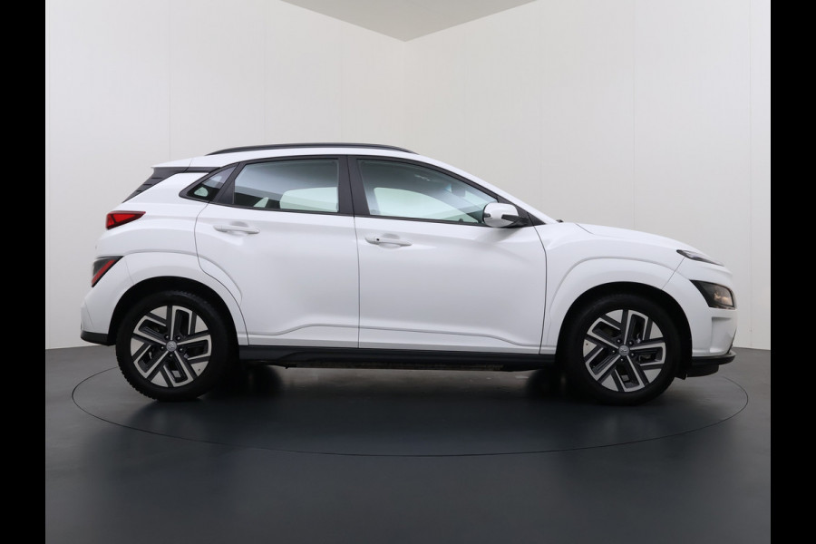 Hyundai Kona EV Comfort 64kWh FACELIFT SOH 100% Fase 3 Laden All-Season Banden Navi Ecc Adap.Cruise Camera Krell®-Audio Apple Carplay Android Keyless Subwoofer Led Lmv Rijstrooksensor Forward Collision-Avoidance Bluetooth 1e Eigenaar Origineel Nederlandse Auto