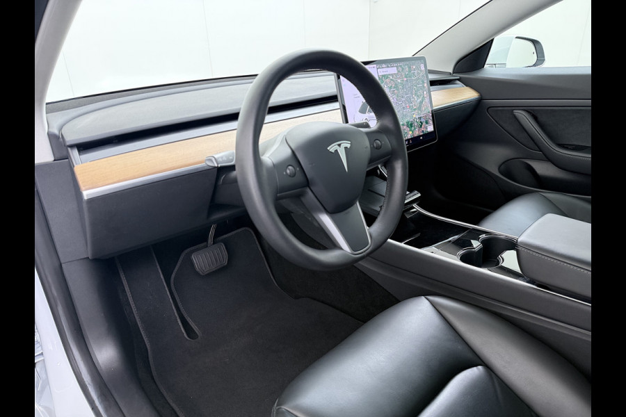 Tesla Model 3 RWD SR plus 325PK SOH 90% LFP Accu Lmv 19" AutoPilot Leder Panoramadak Adaptive-Cruise Camera's Elektr.-Stuur+Stoelen+Spiegels+G Navi LED DAB Voorverwarmen interieur via App Keyless One-Pedal-Drive 1e Eigenaar Origineel Nederlandse Auto Fabrieksgarantie op motor en accu tot 05-12-2028/160.000km