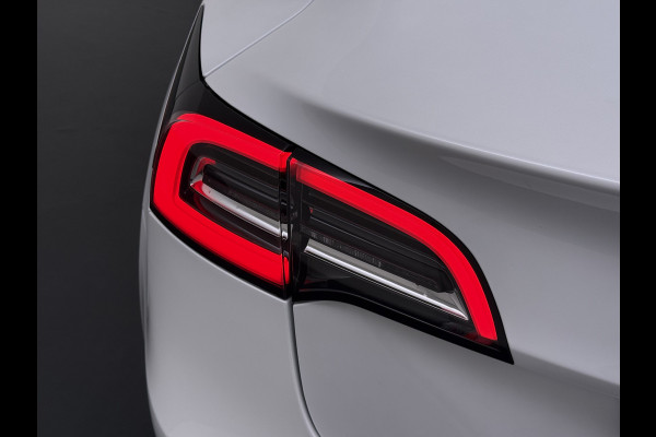 Tesla Model 3 RWD SR plus 325PK SOH 90% LFP Accu Lmv 19" AutoPilot Leder Panoramadak Adaptive-Cruise Camera's Elektr.-Stuur+Stoelen+Spiegels+G Navi LED DAB Voorverwarmen interieur via App Keyless One-Pedal-Drive 1e Eigenaar Origineel Nederlandse Auto Fabrieksgarantie op motor en accu tot 05-12-2028/160.000km
