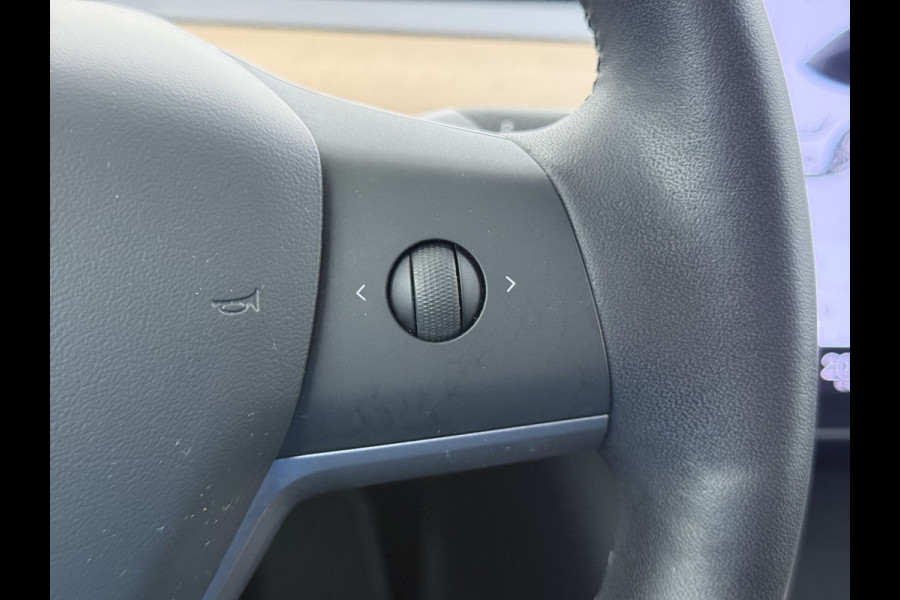 Tesla Model 3 RWD SR plus 325PK SOH 90% LFP Accu Lmv 19" AutoPilot Leder Panoramadak Adaptive-Cruise Camera's Elektr.-Stuur+Stoelen+Spiegels+G Navi LED DAB Voorverwarmen interieur via App Keyless One-Pedal-Drive 1e Eigenaar Origineel Nederlandse Auto Fabrieksgarantie op motor en accu tot 05-12-2028/160.000km