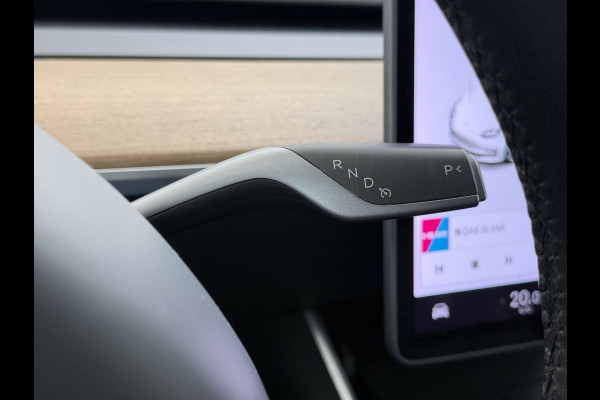 Tesla Model 3 RWD SR plus 325PK SOH 90% LFP Accu Lmv 19" AutoPilot Leder Panoramadak Adaptive-Cruise Camera's Elektr.-Stuur+Stoelen+Spiegels+G Navi LED DAB Voorverwarmen interieur via App Keyless One-Pedal-Drive 1e Eigenaar Origineel Nederlandse Auto Fabrieksgarantie op motor en accu tot 05-12-2028/160.000km