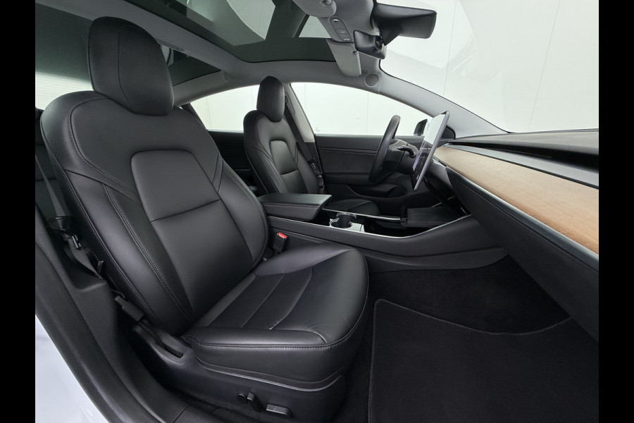 Tesla Model 3 RWD SR plus 325PK SOH 90% LFP Accu Lmv 19" AutoPilot Leder Panoramadak Adaptive-Cruise Camera's Elektr.-Stuur+Stoelen+Spiegels+G Navi LED DAB Voorverwarmen interieur via App Keyless One-Pedal-Drive 1e Eigenaar Origineel Nederlandse Auto Fabrieksgarantie op motor en accu tot 05-12-2028/160.000km