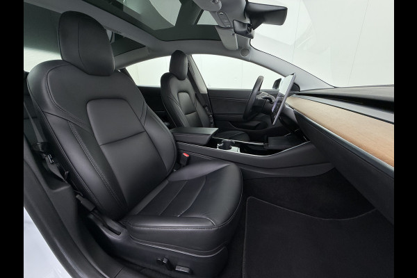 Tesla Model 3 RWD SR plus 325PK SOH 90% LFP Accu Lmv 19" AutoPilot Leder Panoramadak Adaptive-Cruise Camera's Elektr.-Stuur+Stoelen+Spiegels+G Navi LED DAB Voorverwarmen interieur via App Keyless One-Pedal-Drive 1e Eigenaar Origineel Nederlandse Auto Fabrieksgarantie op motor en accu tot 05-12-2028/160.000km