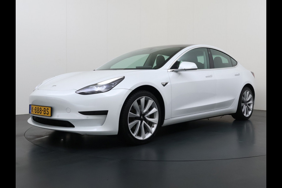 Tesla Model 3 RWD SR plus 325PK SOH 90% LFP Accu Lmv 19" AutoPilot Leder Panoramadak Adaptive-Cruise Camera's Elektr.-Stuur+Stoelen+Spiegels+G Navi LED DAB Voorverwarmen interieur via App Keyless One-Pedal-Drive 1e Eigenaar Origineel Nederlandse Auto Fabrieksgarantie op motor en accu tot 05-12-2028/160.000km
