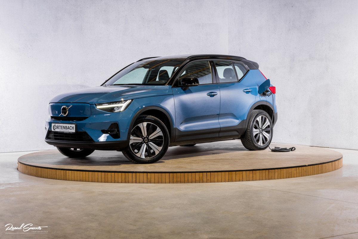 Volvo XC40 Recharge Ultimate 70 kWh | Zwenkbare trekhaak | Panorama dak | Adaptieve cruise | Harman Kardon | Blis |