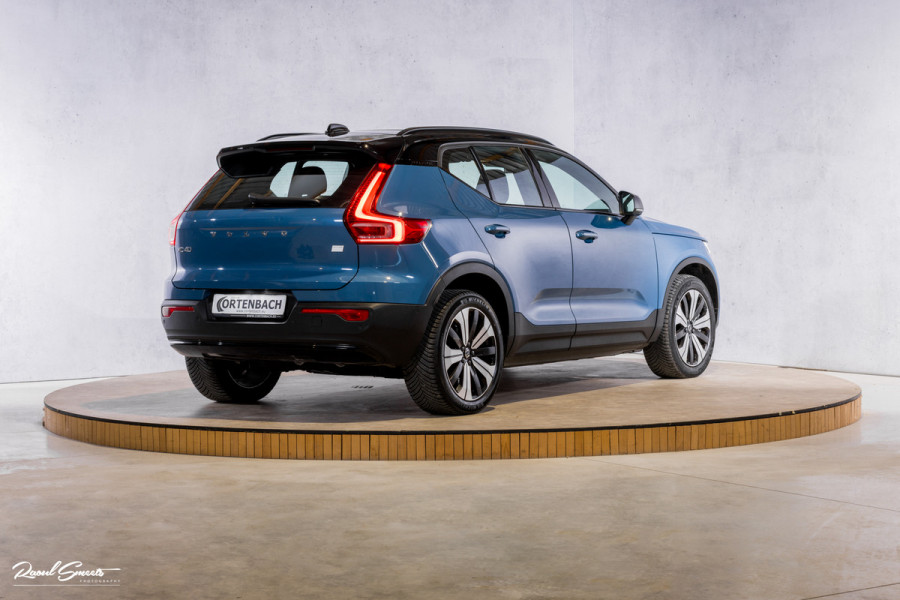 Volvo XC40 Recharge Ultimate 70 kWh | Zwenkbare trekhaak | Panorama dak | Adaptieve cruise | Harman Kardon | Blis |