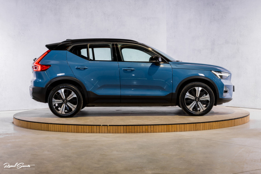 Volvo XC40 Recharge Ultimate 70 kWh | Zwenkbare trekhaak | Panorama dak | Adaptieve cruise | Harman Kardon | Blis |