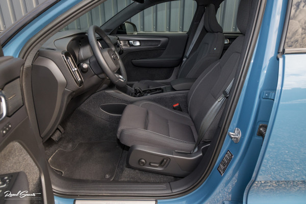 Volvo XC40 Recharge Ultimate 70 kWh | Zwenkbare trekhaak | Panorama dak | Adaptieve cruise | Harman Kardon | Blis |