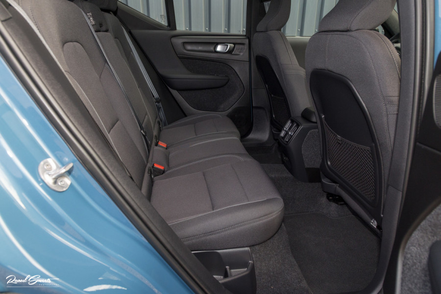 Volvo XC40 Recharge Ultimate 70 kWh | Zwenkbare trekhaak | Panorama dak | Adaptieve cruise | Harman Kardon | Blis |