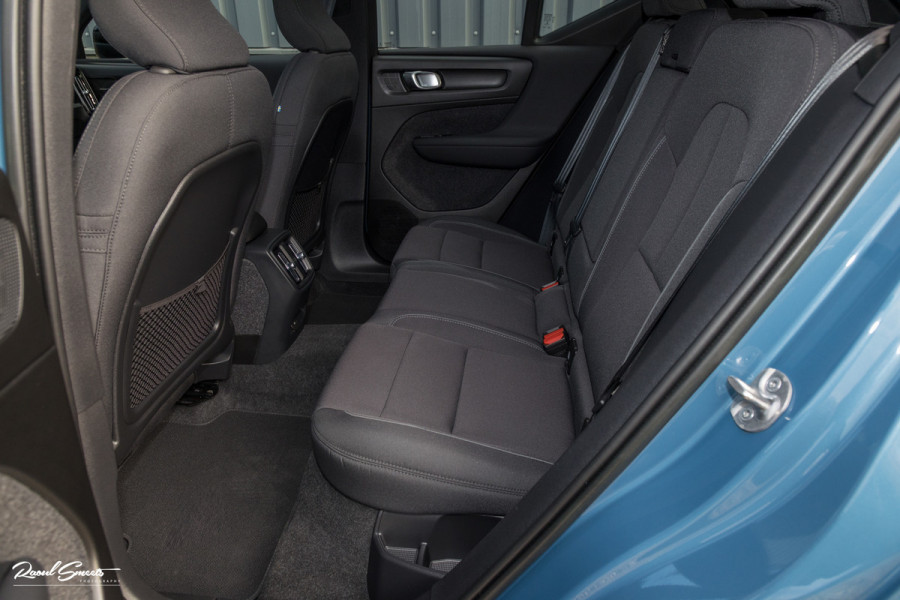 Volvo XC40 Recharge Ultimate 70 kWh | Zwenkbare trekhaak | Panorama dak | Adaptieve cruise | Harman Kardon | Blis |