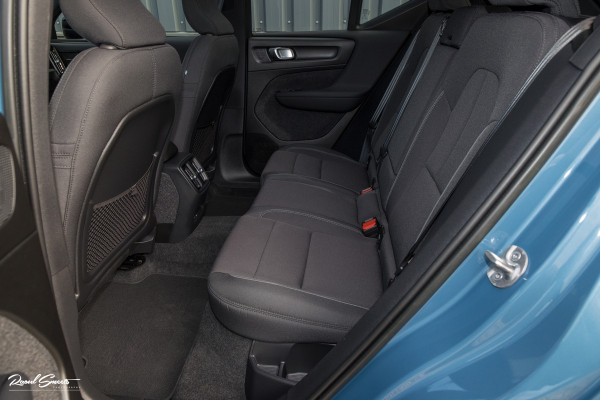 Volvo XC40 Recharge Ultimate 70 kWh | Zwenkbare trekhaak | Panorama dak | Adaptieve cruise | Harman Kardon | Blis |