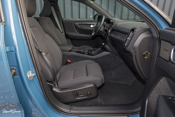 Volvo XC40 Recharge Ultimate 70 kWh | Zwenkbare trekhaak | Panorama dak | Adaptieve cruise | Harman Kardon | Blis |