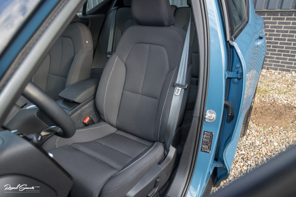 Volvo XC40 Recharge Ultimate 70 kWh | Zwenkbare trekhaak | Panorama dak | Adaptieve cruise | Harman Kardon | Blis |